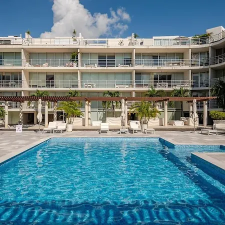 Spacious and modern 3BR, Pools, gym and prívate parking next to beach